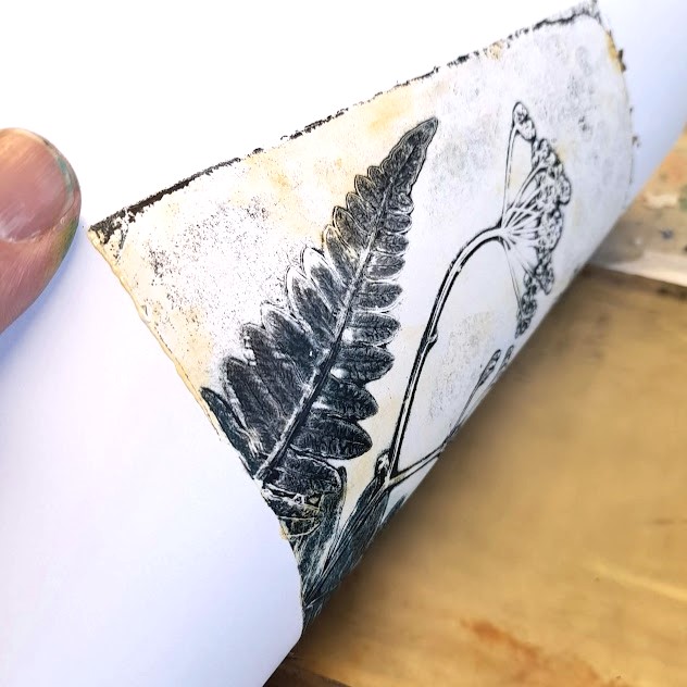 Paperi nostetaan pois levyltä, tuloksena on uniikki vedos eli printti